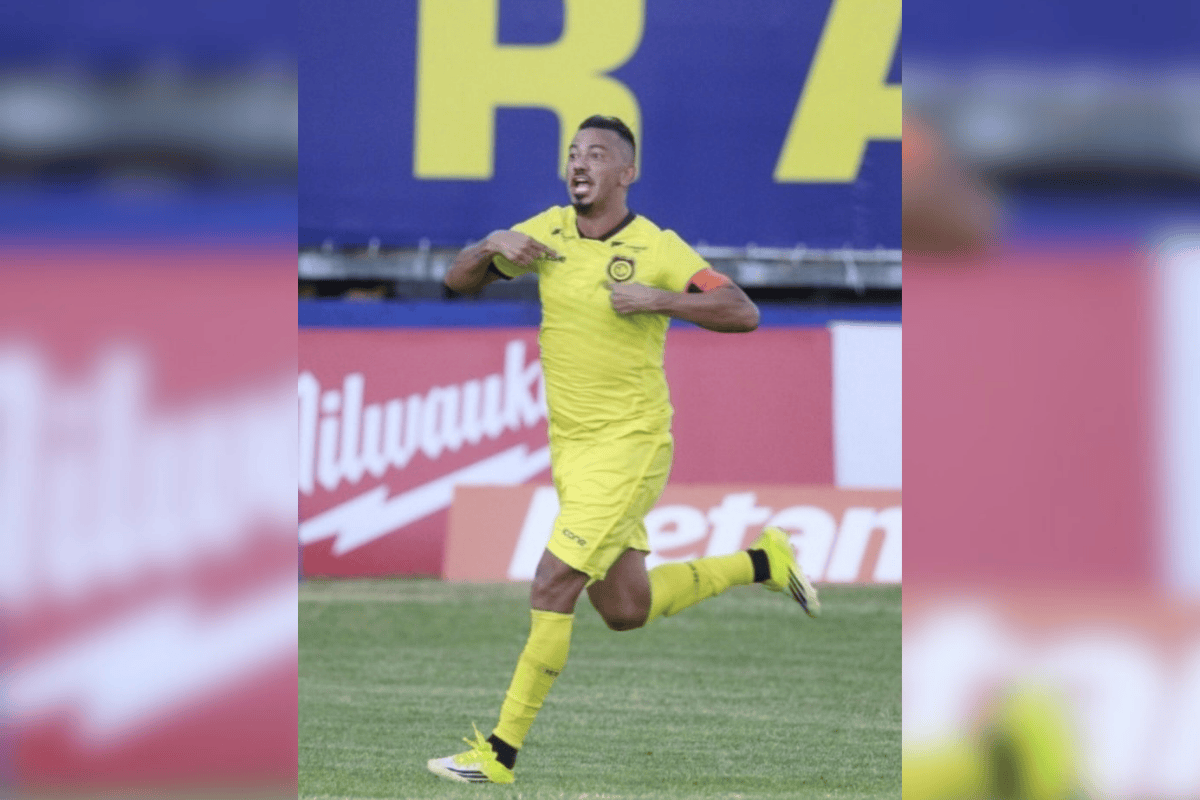 Rodrigo Lindoso comemorando gol do Madureira diante do Boavista pelo Campeonato Carioca