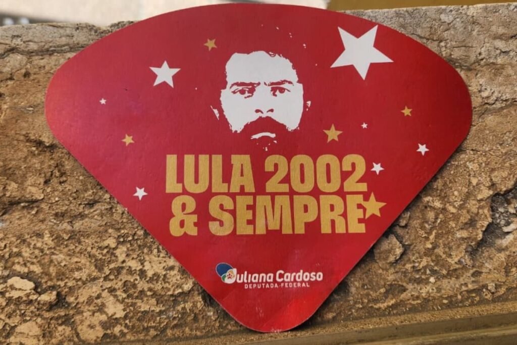 Material pró-reeleição de Lula é distribuído no Carnaval em SP - destaque galeria
