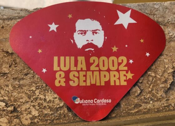 Material pró-reeleição de Lula é distribuído no Carnaval em SP - destaque galeria