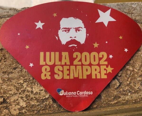 Material pró-reeleição de Lula é distribuído no Carnaval em SP - destaque galeria
