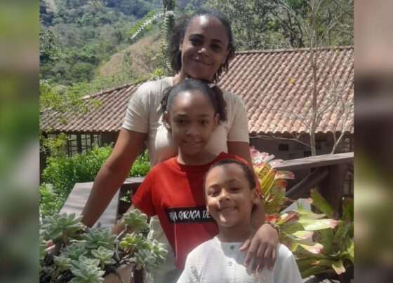 Foto da família. Andrea e os filhos Noemy e Natan, que possuem AME, uma doença rara. Metrópoles