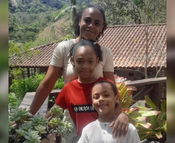 Foto da família. Andrea e os filhos Noemy e Natan, que possuem AME, uma doença rara. Metrópoles