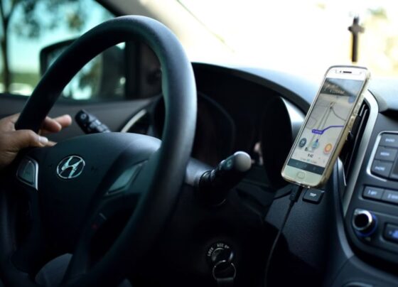 Duas vítimas foram assaltadas pelo suposto motorista de app. Policiais civis localizaram dólares, euros, mala e o notebook de uma delas - Metrópoles