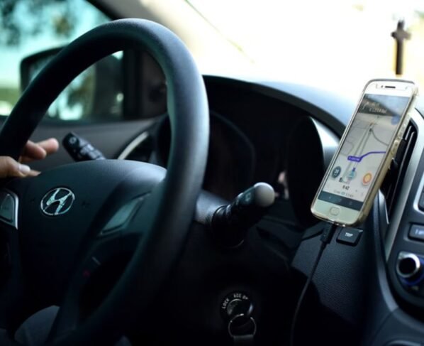 Duas vítimas foram assaltadas pelo suposto motorista de app. Policiais civis localizaram dólares, euros, mala e o notebook de uma delas - Metrópoles