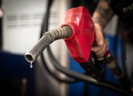 Bomba de combustível abastecendo veículo com combustível Metrópoles