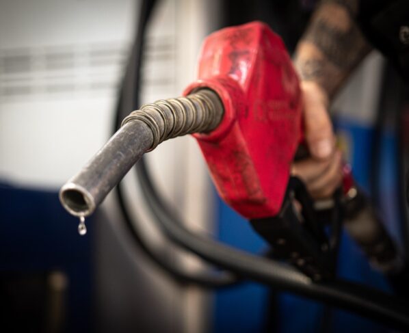 Bomba de combustível abastecendo veículo com combustível Metrópoles