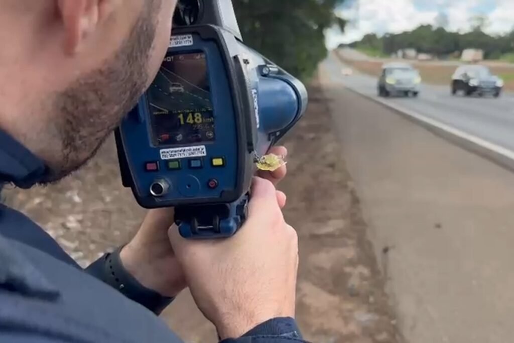 Em Goiás, PRF flagra motoristas a mais de 150 km/h durante Operação Carnaval 2026.