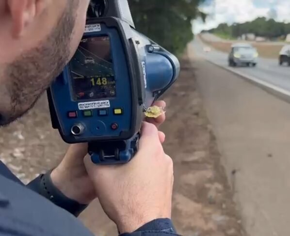 Em Goiás, PRF flagra motoristas a mais de 150 km/h durante Operação Carnaval 2026.