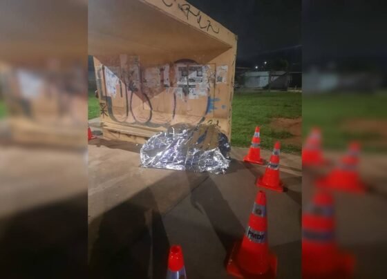 Corpo, mulher, ponto de ônibus, BR 020