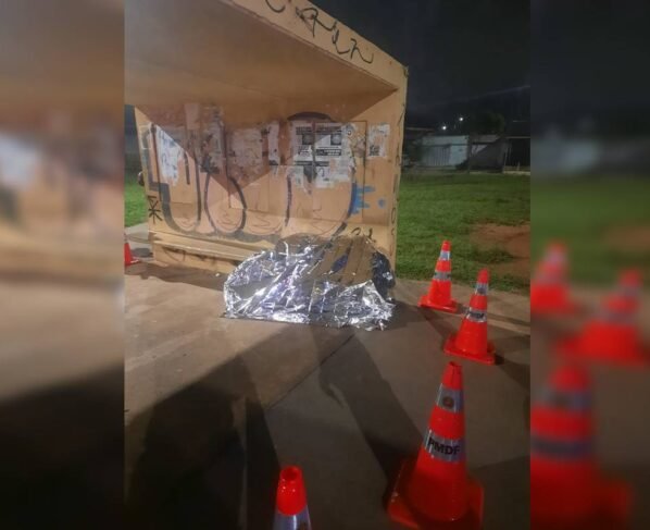 Corpo, mulher, ponto de ônibus, BR 020