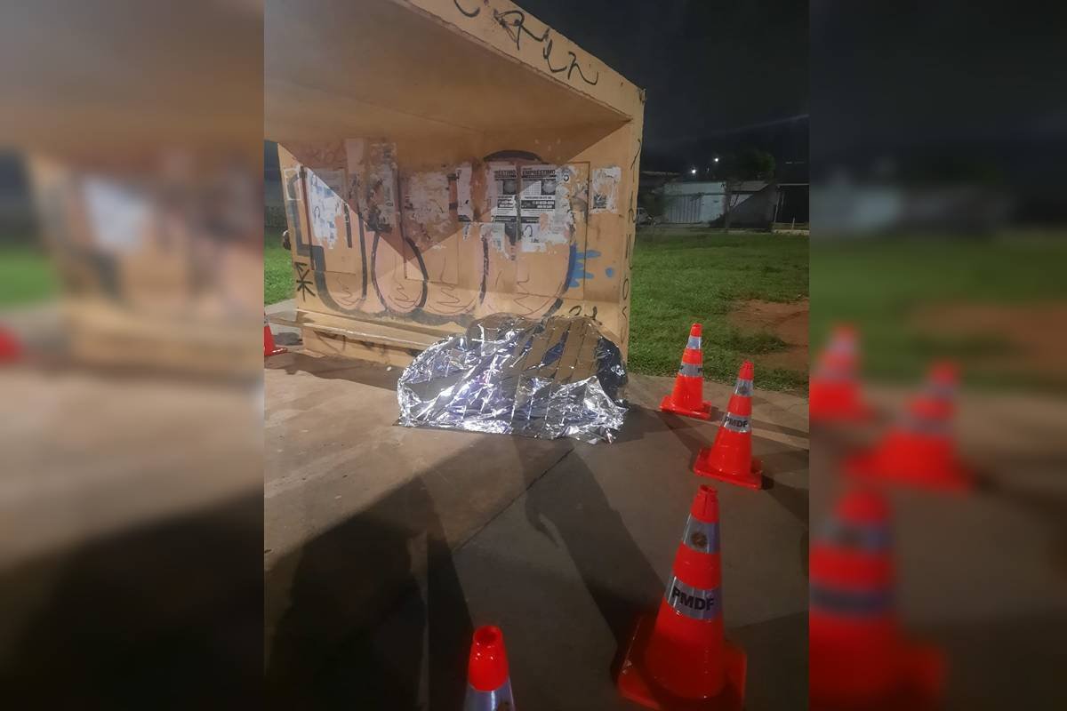 Corpo, mulher, ponto de ônibus, BR 020