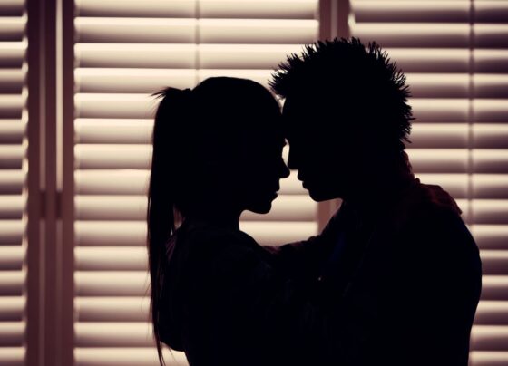 foto de casal se acariciando no escuro