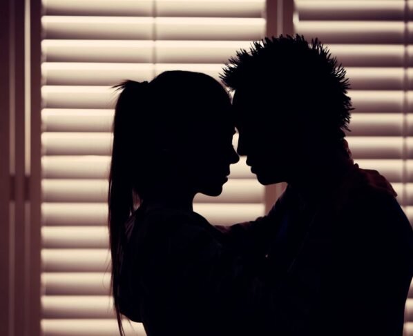 foto de casal se acariciando no escuro