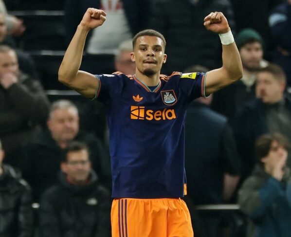 Newcastle vence Tottenham e sobe na tabela da Premier League - destaque galeria