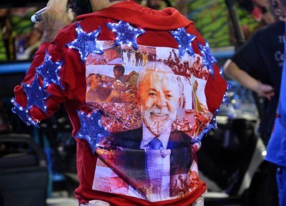 Imagem colorida do desfile do Acadêmicos de Niterói no Carnaval 2026 - Metrópoles