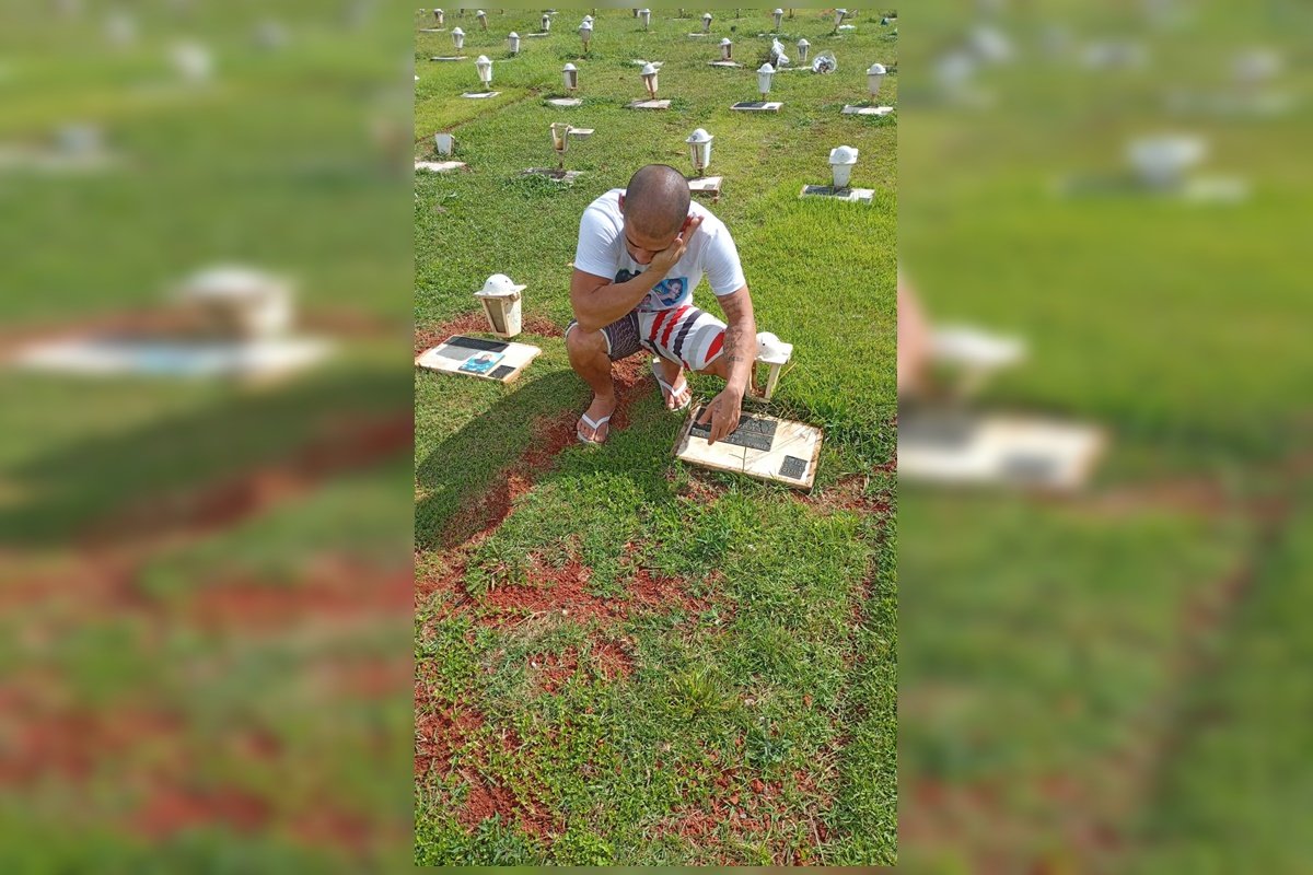 Pai de João Miguel deixa a Papuda e se despede do filho no cemitério - destaque galeria
