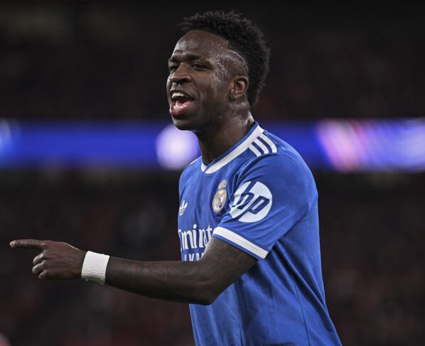 Painel sugere punir quem cobre a boca após racismo contra Vini Jr. - destaque galeria