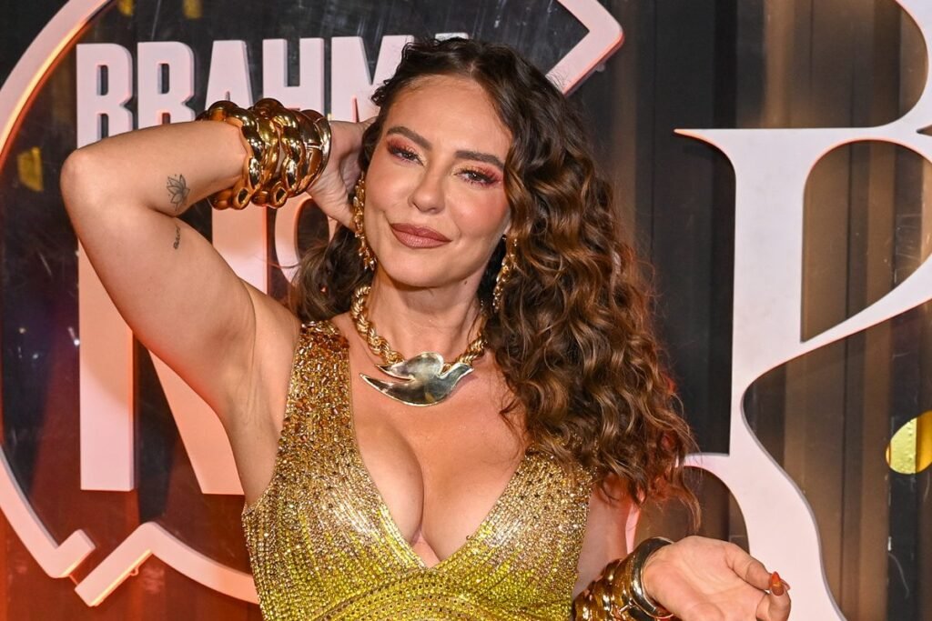 Paolla Oliveira chega na Sapucaí para assistir estreia de Virginia - destaque galeria