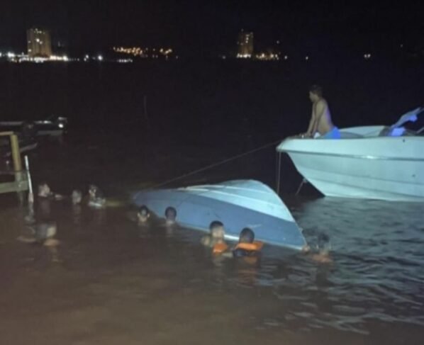 Lancha com 15 pessoas sofre acidente em Rio Grande