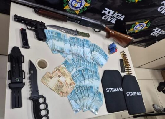 Foto colorida de uma espingarda calibre 12, uma pistola 9mm e munições apreendidas pela polícia - Metrópoles