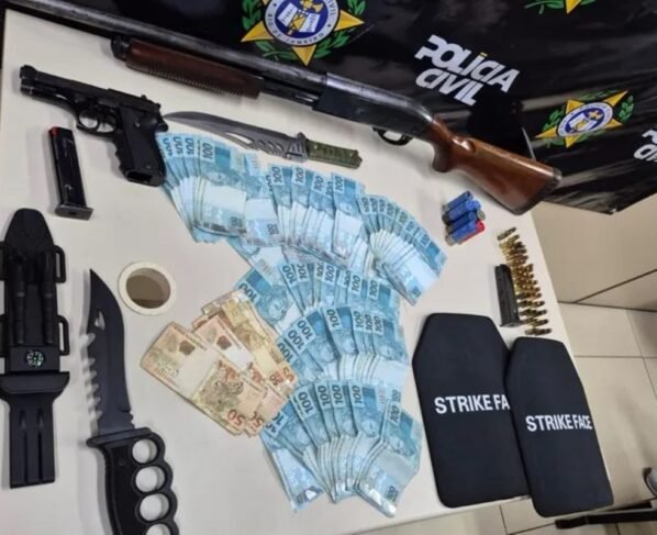 Foto colorida de uma espingarda calibre 12, uma pistola 9mm e munições apreendidas pela polícia - Metrópoles