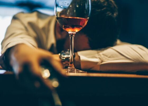 Foto colorida de homem sentado sozinho no balcão do bar, com problemas de alcoolismo - Psiquiatra aponta sinais de que o consumo de álcool passou do limite - Metrópoles
