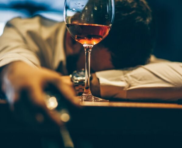 Foto colorida de homem sentado sozinho no balcão do bar, com problemas de alcoolismo - Psiquiatra aponta sinais de que o consumo de álcool passou do limite - Metrópoles