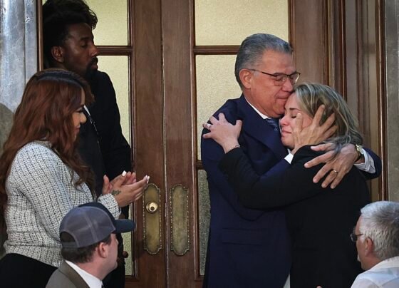 Enrique Márquez, prisioneiro político do presidente venezuelano Nicolás Maduro, abraça sua sobrinha Alejandra Gonzales