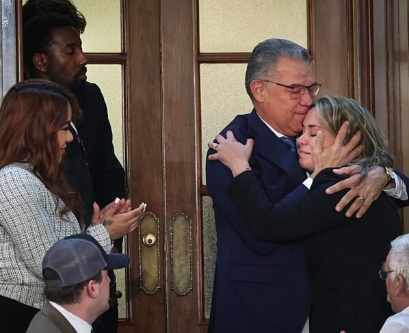 Enrique Márquez, prisioneiro político do presidente venezuelano Nicolás Maduro, abraça sua sobrinha Alejandra Gonzales