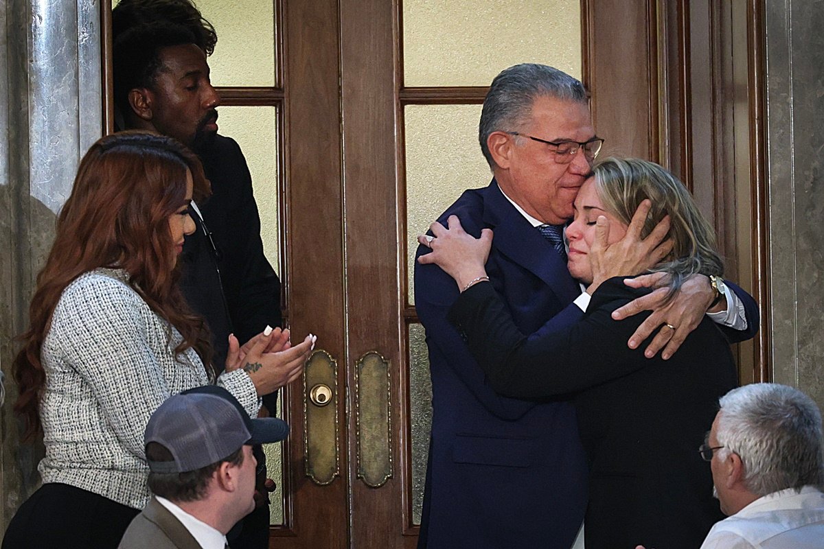 Enrique Márquez, prisioneiro político do presidente venezuelano Nicolás Maduro, abraça sua sobrinha Alejandra Gonzales