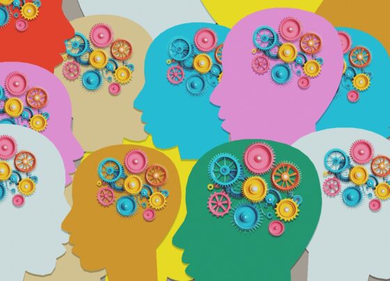 Ilustração colorida de várias pessoas com engrenagens no cérebro, representando os pensamentos - Entenda de onde vem a voz que conversa com você dentro da sua cabeça - Metrópoles