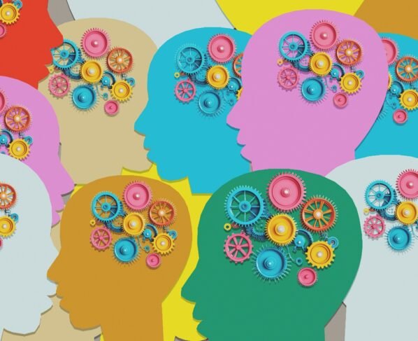 Ilustração colorida de várias pessoas com engrenagens no cérebro, representando os pensamentos - Entenda de onde vem a voz que conversa com você dentro da sua cabeça - Metrópoles