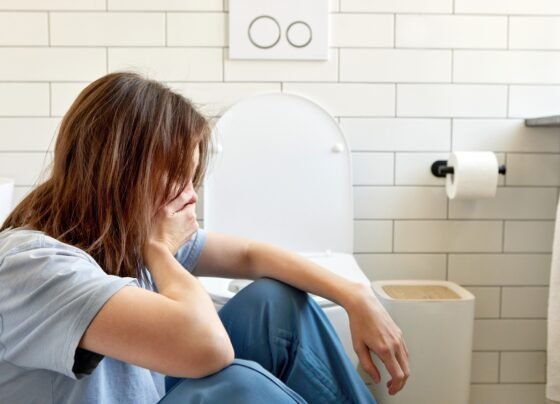 Mulher com enjoo - Metrópoles