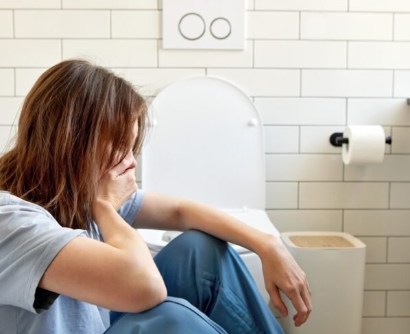 Mulher com enjoo - Metrópoles