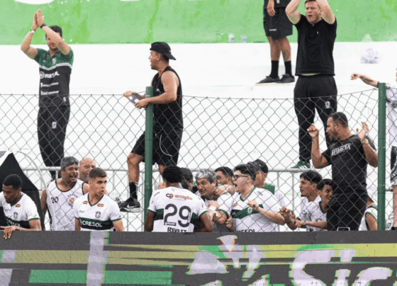 Torcedores e jogadores do Maringá comemorando a vitória na Copa do Brasil