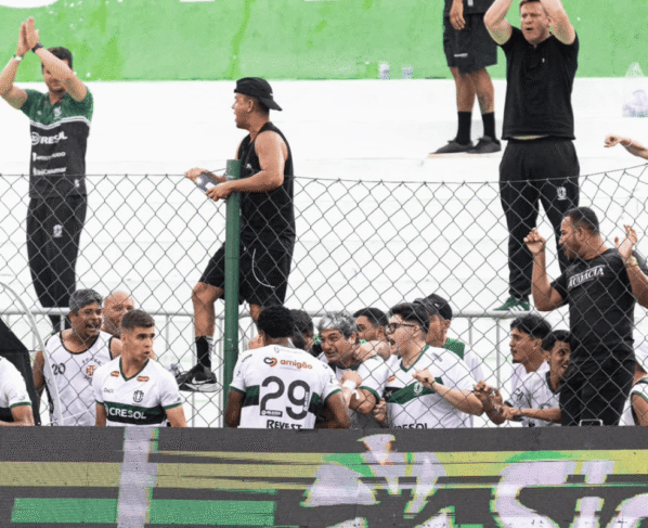 Torcedores e jogadores do Maringá comemorando a vitória na Copa do Brasil