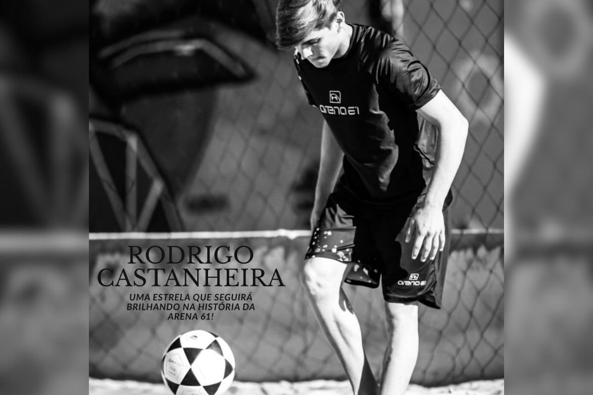foto em preto e branco de adolescente se preparando pra chutar bola em campo de areia - metrópoles