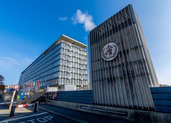 Genebra, Suíça - 16 de novembro de 2024: Vista externa da sede da Organização Mundial da Saúde (OMS), a agência especializada das Nações Unidas responsável pela saúde pública global