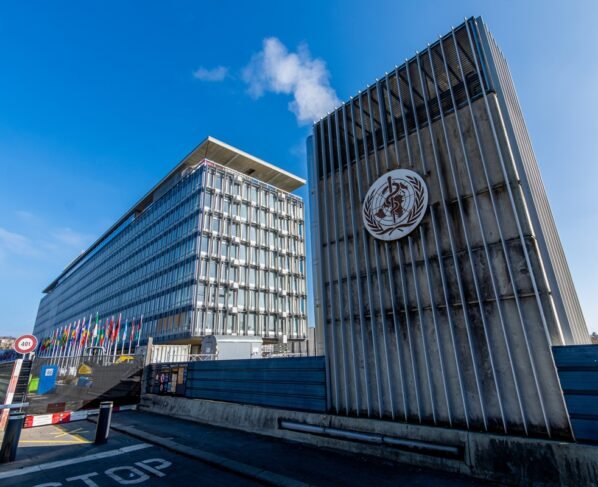 Genebra, Suíça - 16 de novembro de 2024: Vista externa da sede da Organização Mundial da Saúde (OMS), a agência especializada das Nações Unidas responsável pela saúde pública global