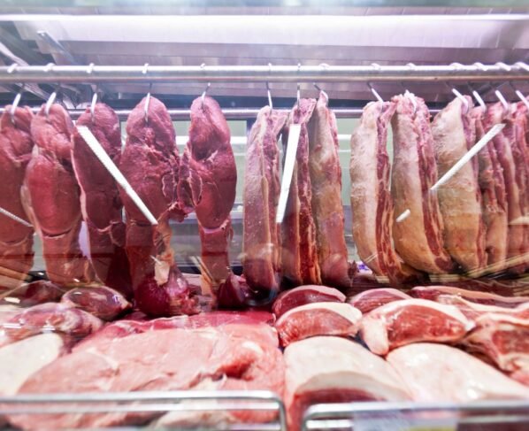 foto colorida expositor de carnes
