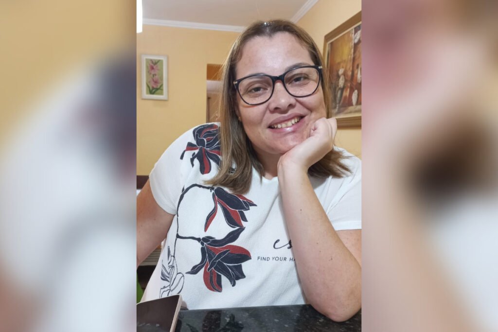 Foto de mulher sentada com mão no queixo - Metrópoles