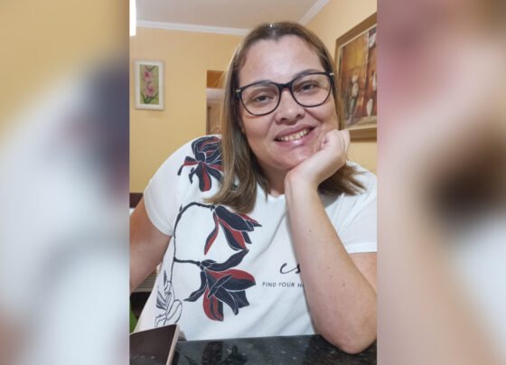 Foto de mulher sentada com mão no queixo - Metrópoles