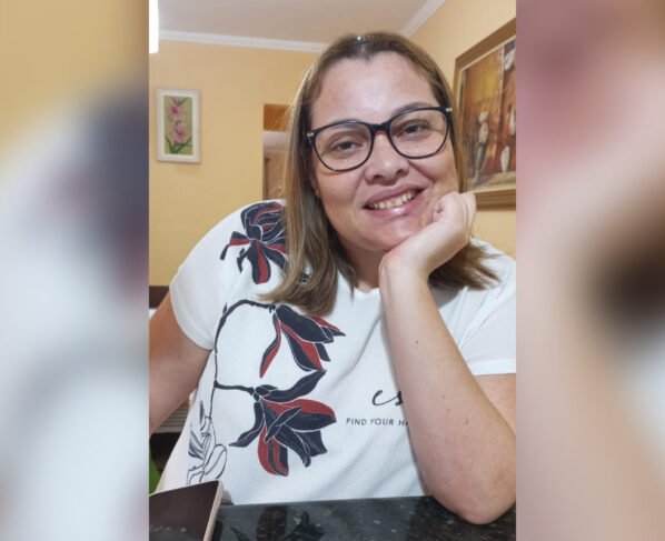 Foto de mulher sentada com mão no queixo - Metrópoles