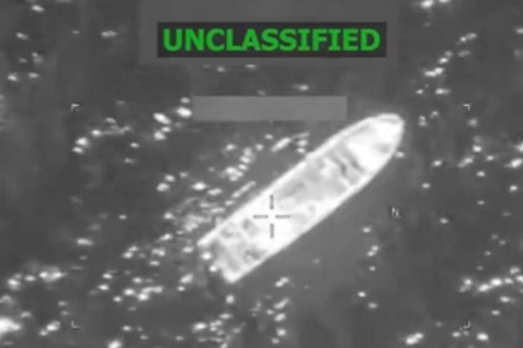 Foto em preto e branco de embarcação bombardeada pelos EUA no Pacífico - Metrópoles