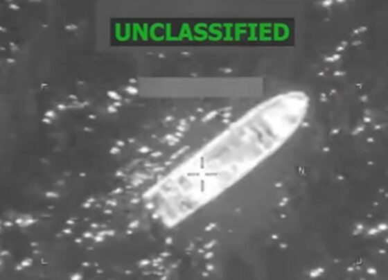 Foto em preto e branco de embarcação bombardeada pelos EUA no Pacífico - Metrópoles