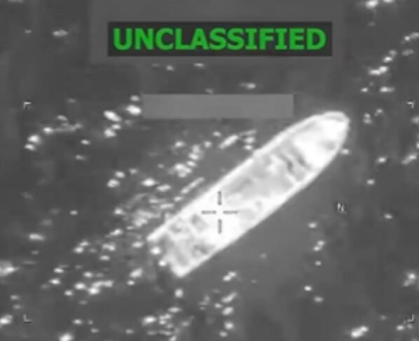 Foto em preto e branco de embarcação bombardeada pelos EUA no Pacífico - Metrópoles