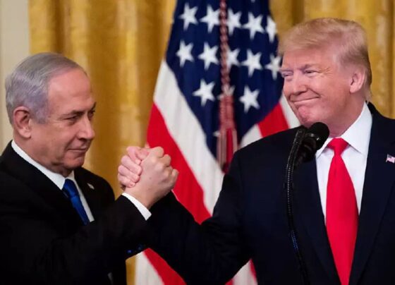 Benjamin Netanyahu ao lado de Donald Trump
