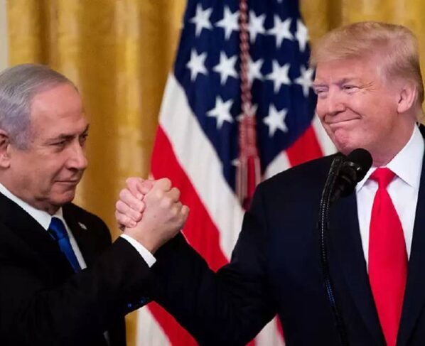 Benjamin Netanyahu ao lado de Donald Trump