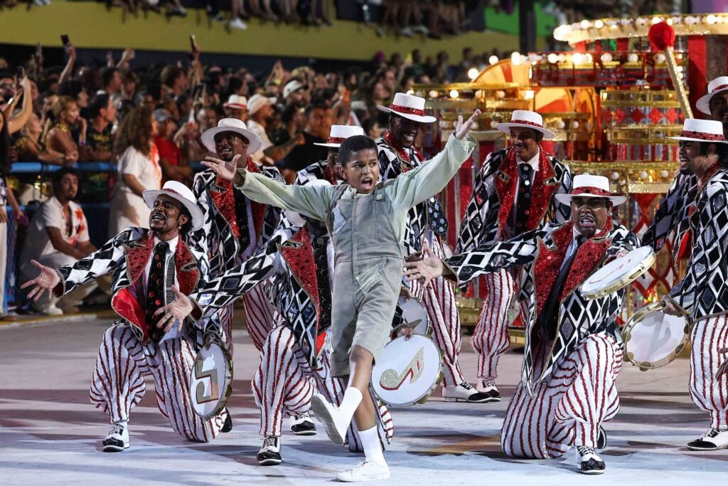 Vitor Gabriel durante desfile do Unidos do Viradouro durante os desfiles do Carnaval de 2026 no Sambódromo da Sapucai Metrópoles