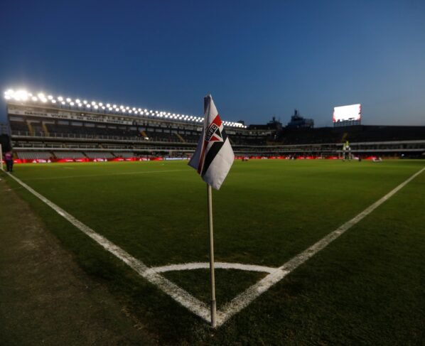 Foto colorida da Vila Belmiro, preparada para receber o São Paulo, em 2023 - Metrópoles